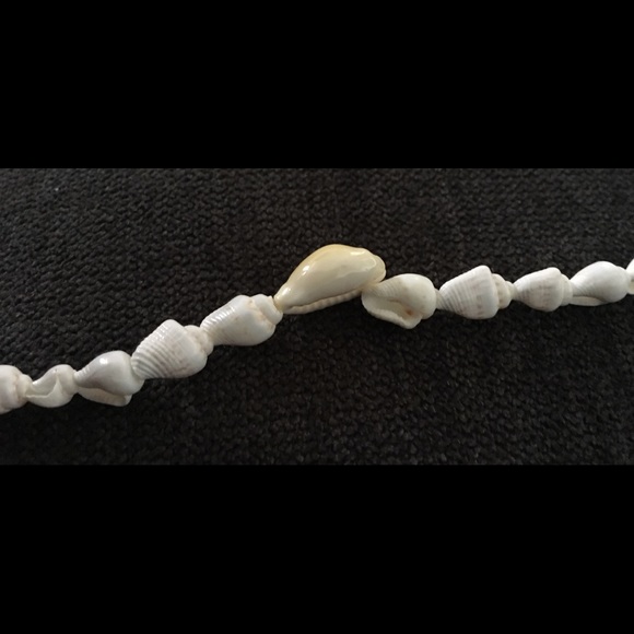 Hawaiian Shell Necklace (NEW WITHOUT TAGS) - Picture 4 of 4